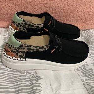 Hey dude Wendy black and cheetah brand new never worn
